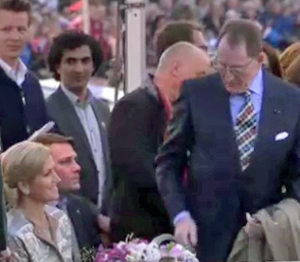 Jan Franssen gaat naast Máxima zitten. Jan Franssen gaat naast Máxima zitten.